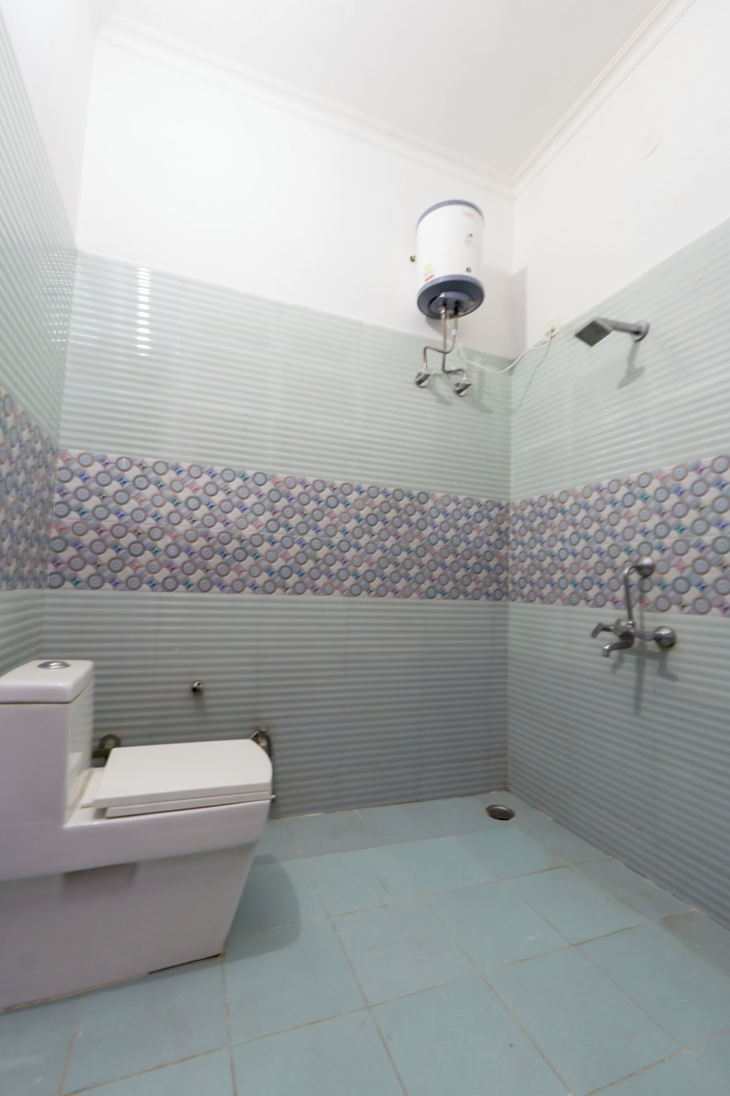 Douche, serviettes fournies, savon, papier toilette