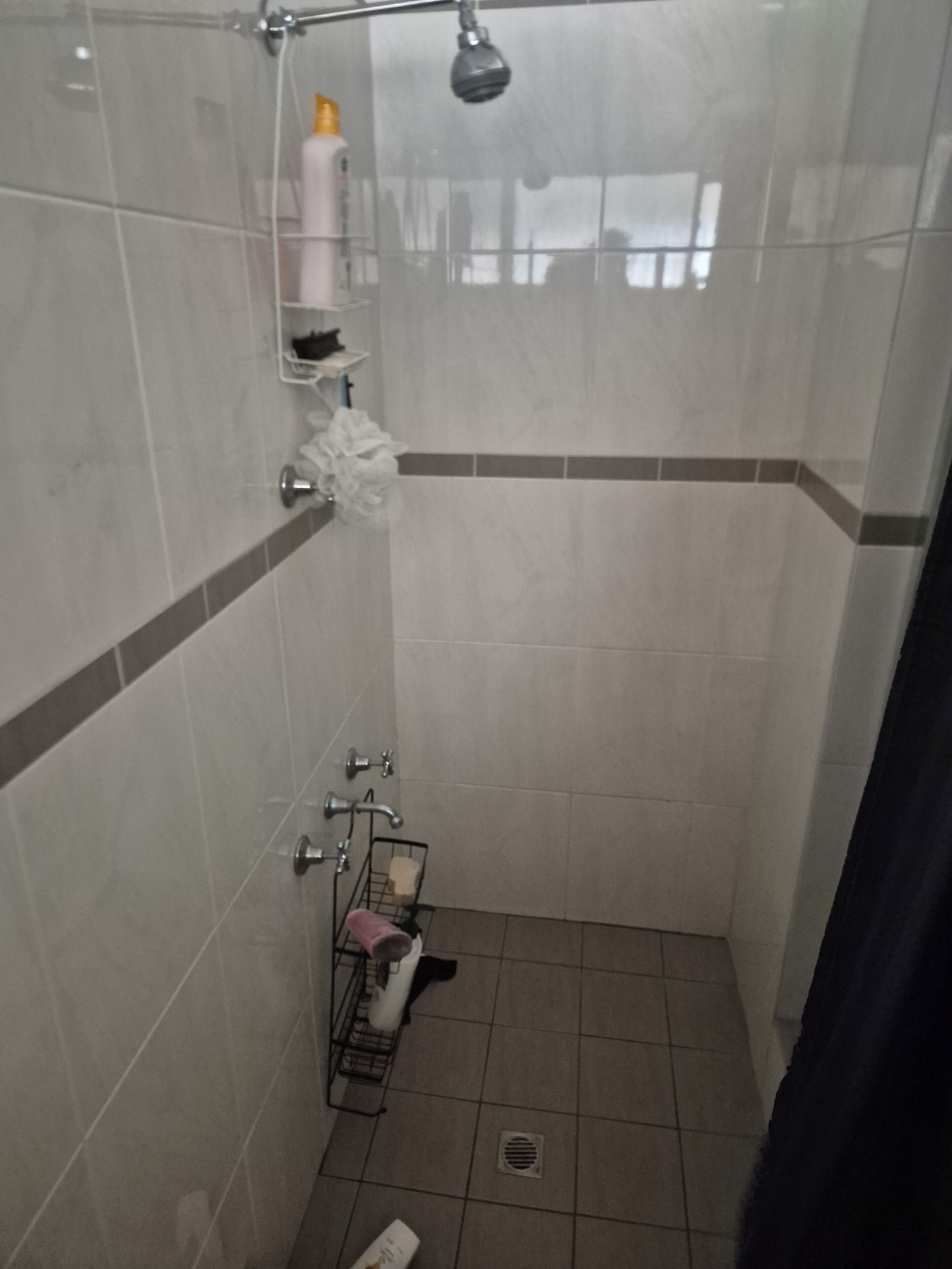 Douche, serviettes fournies, savon, papier toilette