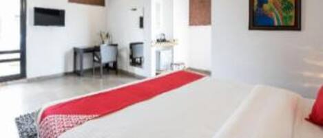Family Double Room | Desk, laptop workspace, free WiFi
