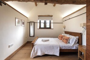 1 bedroom, iron/ironing board, travel cot, WiFi -  Beautiful one bedroom barn in the rural hamlet of North Wraxall (North Wraxall)