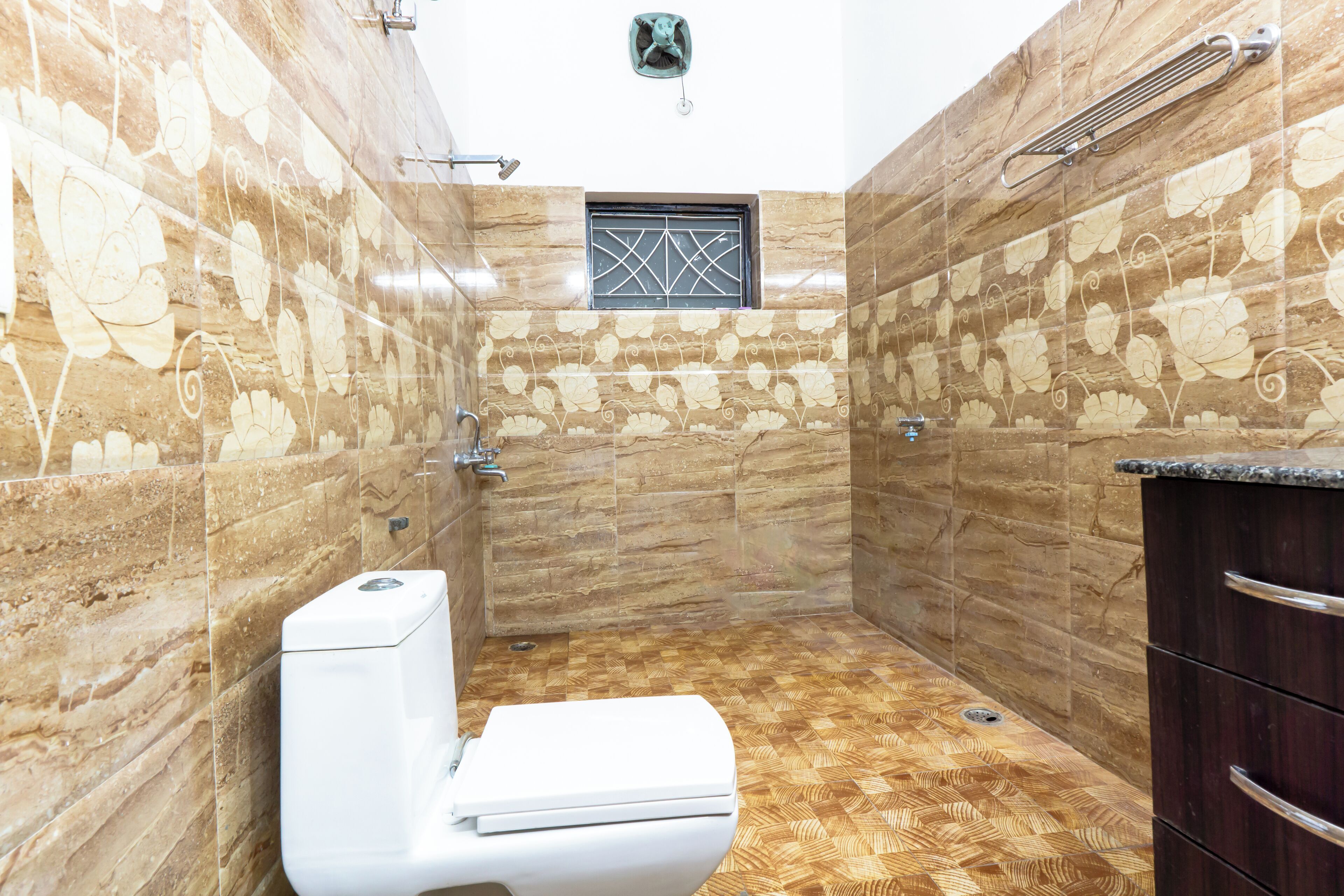 Douche, serviettes fournies, savon, papier toilette