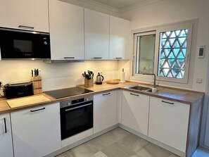 Private kitchen - Enchanting beach apartment in Elviria - right by the sea, 1st row to the beach (Marbella)