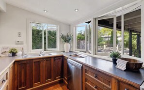 Private kitchen - Stay in a restored 1890s home that once served as Camden’s first hospital (Camden)