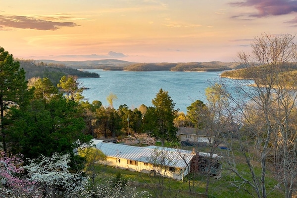 Breathtaking Views: Enjoy stunning sunsets over the lake from your private retreat in nature!