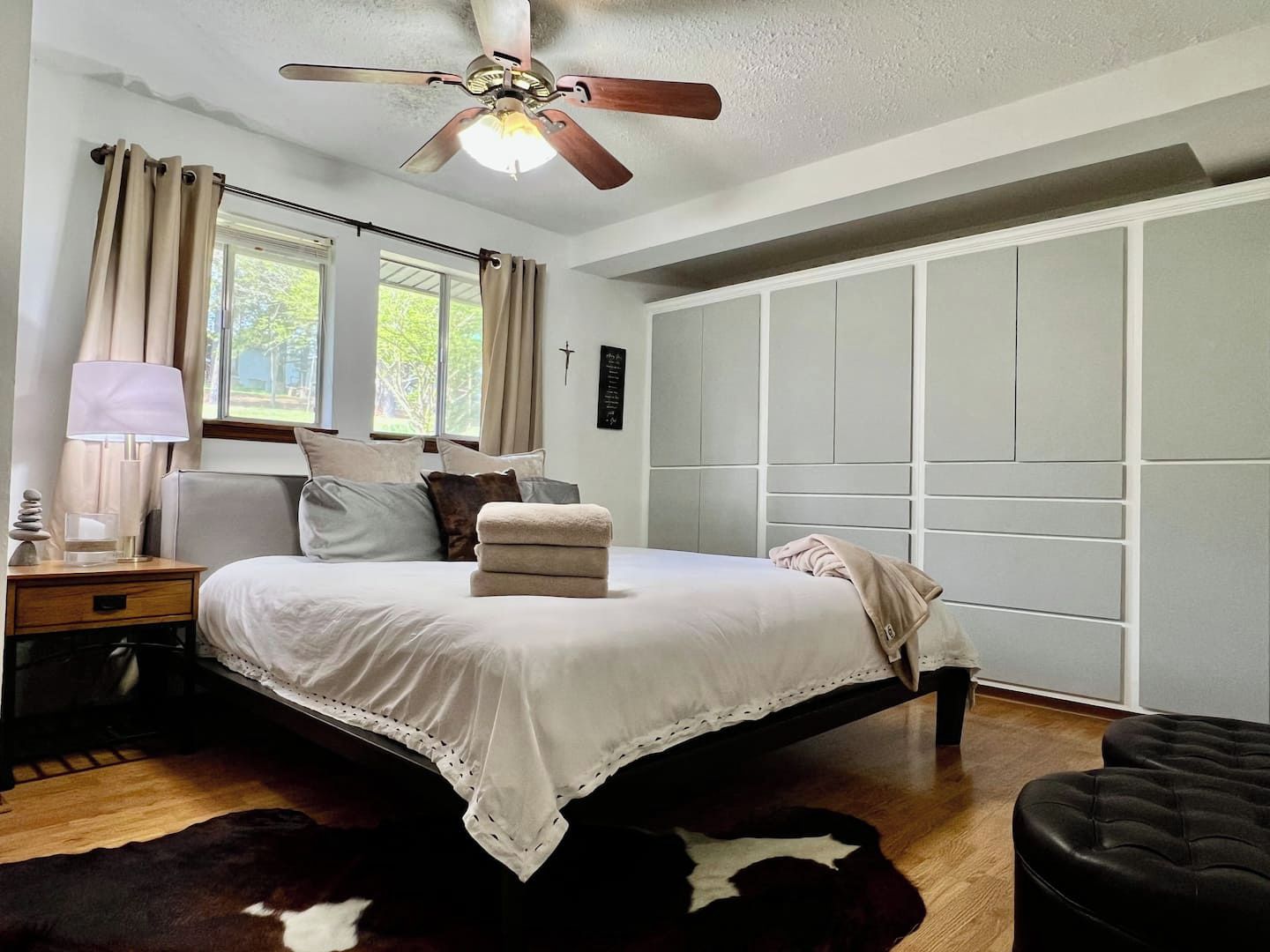 3 bedrooms, desk, iron/ironing board, travel crib