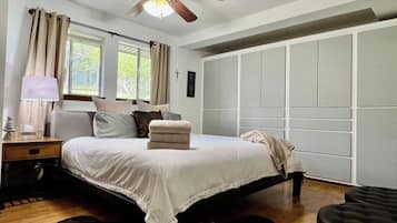 3 bedrooms, desk, iron/ironing board, travel crib