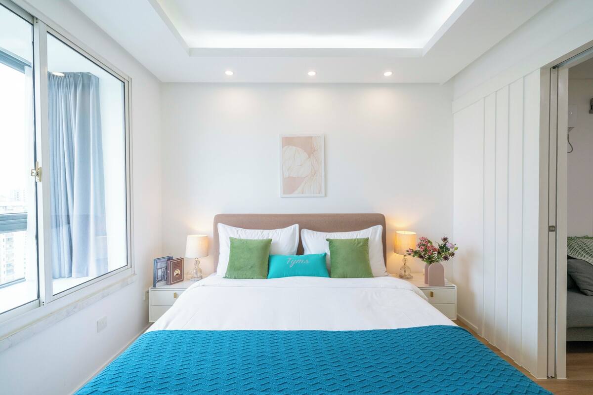 Senior Room, 1 Queen Bed, Non Smoking, City View