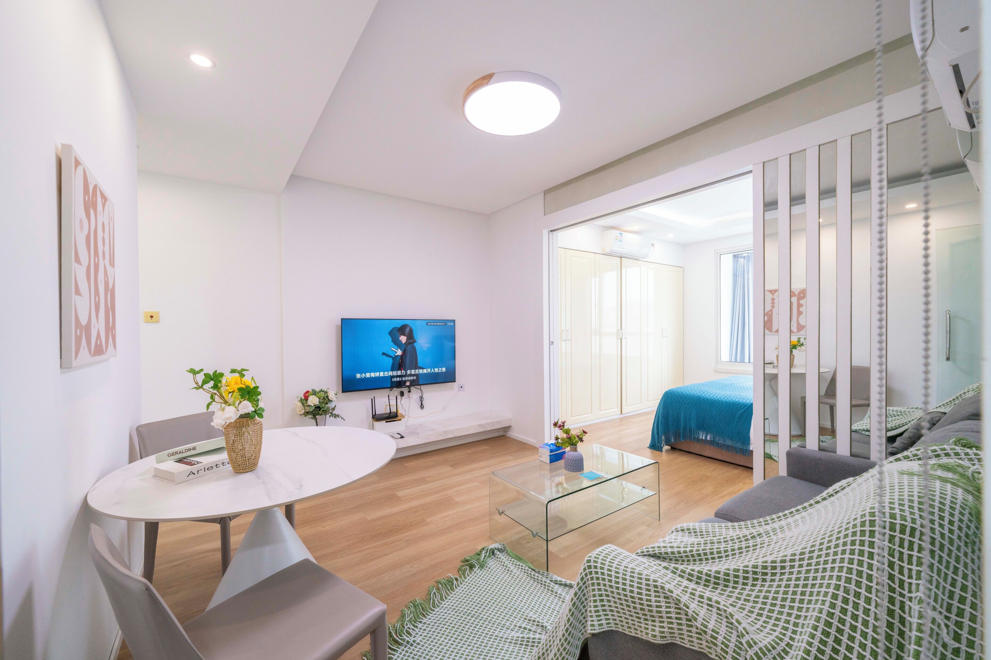 Habitación senior, 1 cama Queen size, para no fumadores, vista a la ciudad | Sala de estar