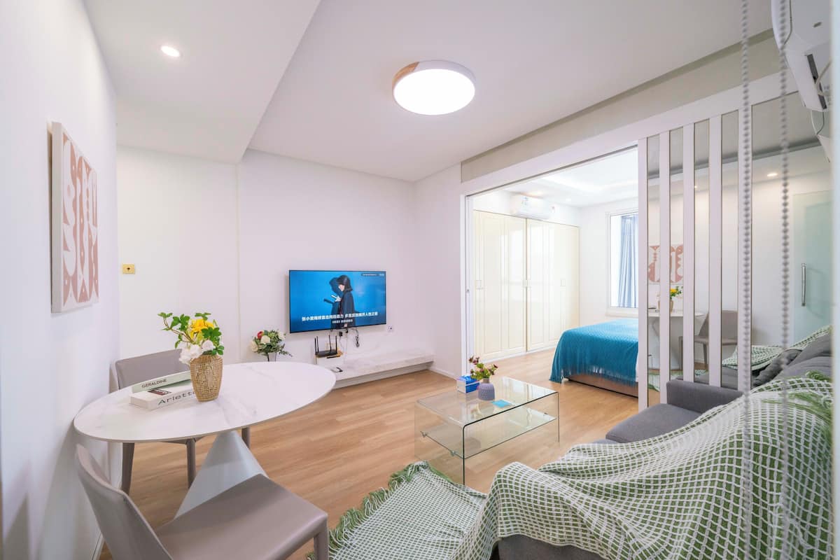 Habitación senior, 1 cama Queen size, para no fumadores, vista a la ciudad | Sala de estar