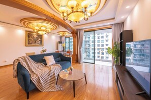 Family Room, 1 Queen Bed, Non Smoking, City View