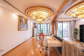 Familie suite, 1 queensize bed, niet-roken, uitzicht op de stad | Woonruimte | Een 55-inch televisie met kabelzenders