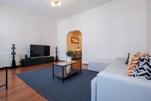 Living area - Spacious 3-Bed, 2-Bath Family Apartment in Central Location (İstanbul)