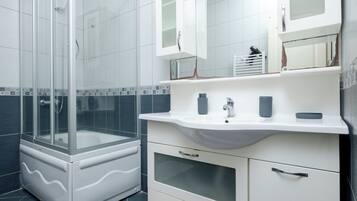 Dusche, Haartrockner, Bidet, Handtücher