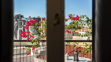 Double Room, City View | Dining