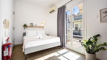 Habitación doble, vistas a la ciudad | Ropa de cama hipoalergénica, tabla de planchar con plancha, wifi gratis