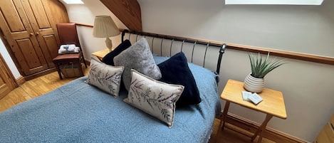 Iron/ironing board, free WiFi, bed sheets
