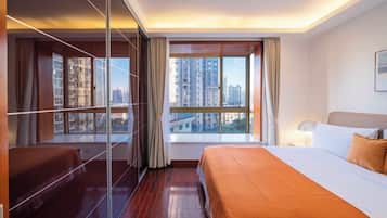 Suíte superior, 3 quartos, para não fumantes, vista para a cidade | Roupas de cama premium, edredons de pluma