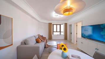 Family Suite, 1 Queen Bed, Non Smoking, City View | Living room