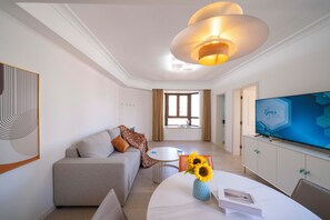 Suite Familiale, 1 grand lit, non-fumeurs, vue ville | Salle de séjour
