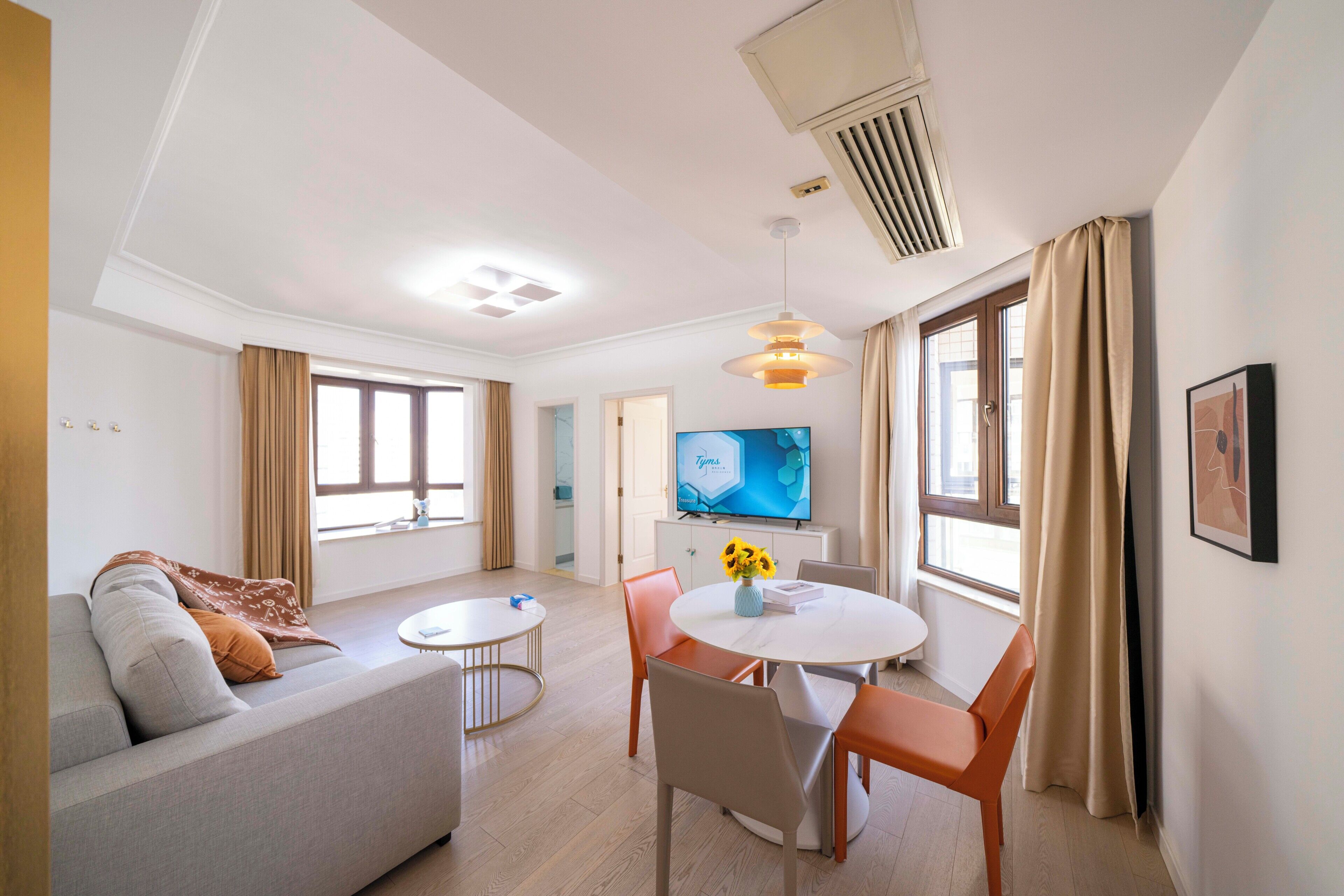 Family Suite, 1 Queen Bed, Non Smoking, City View | Living area