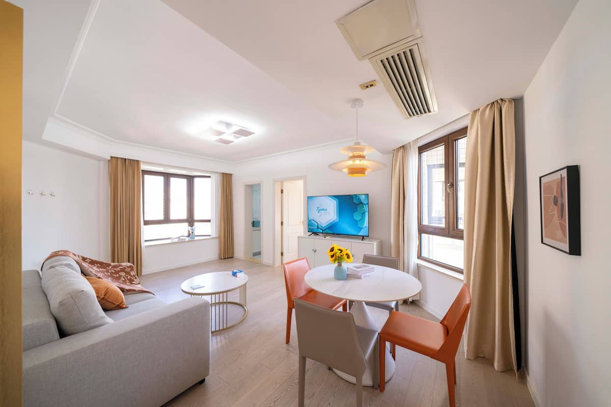 Family Suite, 1 Queen Bed, Non Smoking, City View | Living area