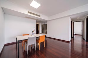 Superior Suite, Air conditioning, City View | Dining