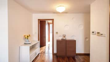 Family Suite, Kitchen, City View | Interior