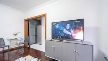 Family Suite, 1 Bedroom, Non Smoking, City View | Television