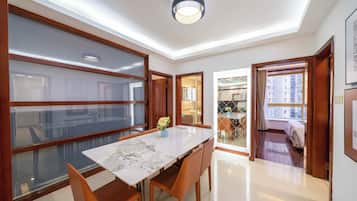 Phòng Suite Superior, 3 phòng ngủ, không hút thuốc, quang cảnh thành phố | Khu ăn uống