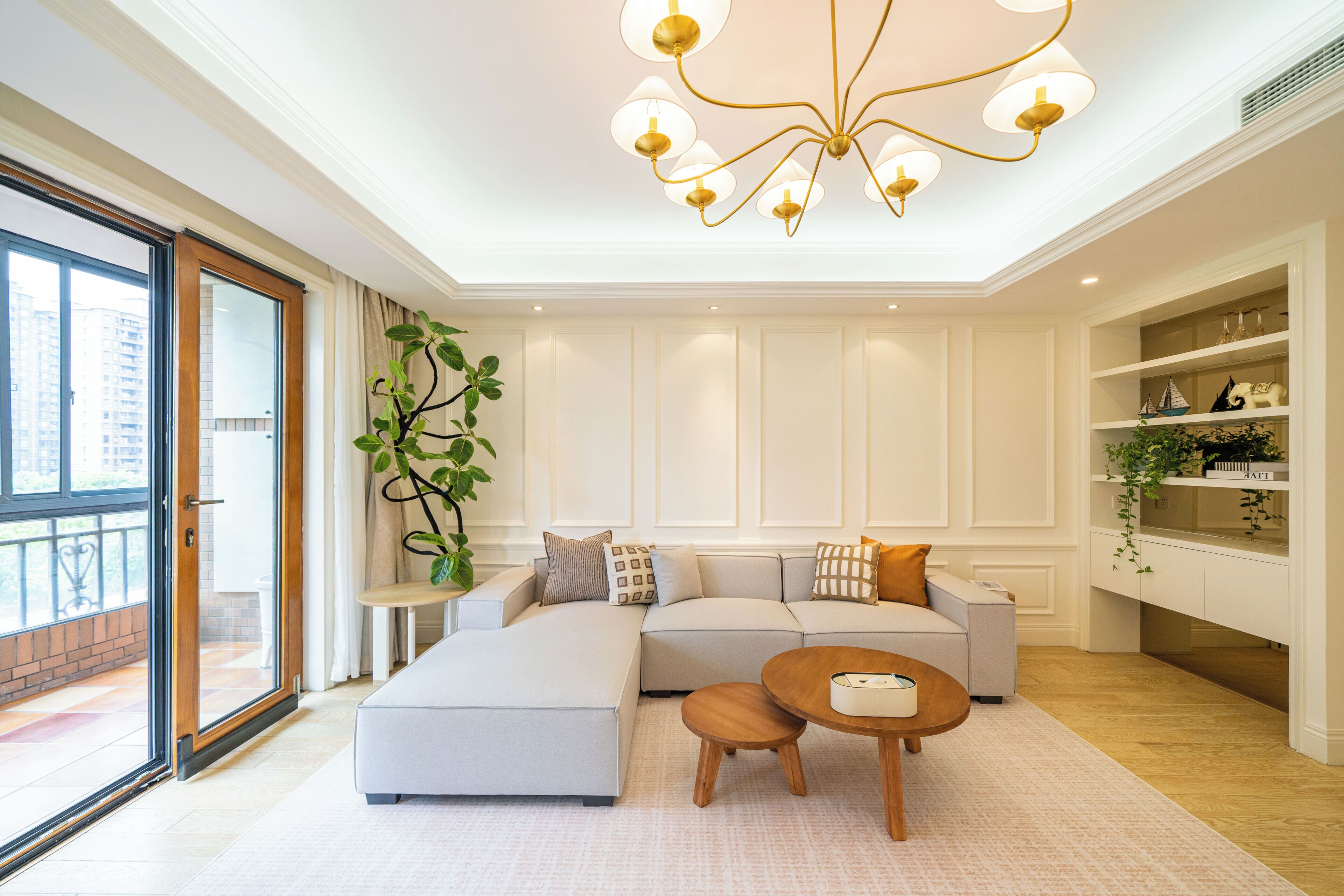 Una sala de estar moderna con un sofá modular, una mesa de centro y una planta en maceta.