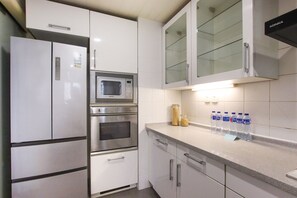 Senior Suite, 3 Bedrooms, Non Smoking, City View | Private kitchen - Tyms High Serviced Residence Gubei International (Shanghai)