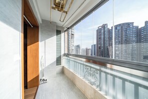 Familien-Suite, Küche, Stadtblick | Balkon
