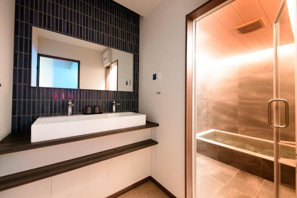 Design-Villa, 3 Schlafzimmer | Badezimmer | Duschwanne, umweltfreundliche Kosmetikartikel, Haartrockner, Hausschuhe