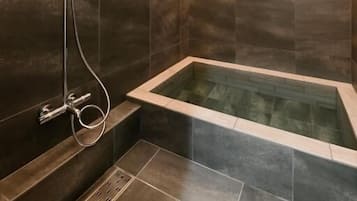 Design Villa, 3 Bedrooms | Bathroom | Combined shower/bathtub, eco-friendly toiletries, hair dryer, slippers