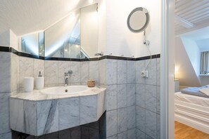 Shower, hair dryer - Kranich - Charming 2-bedroom upstairs apartment with a terrace, parking space, (Sylt)