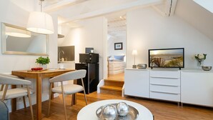 Um apartamento moderno com sala de jantar, cozinha e área de estar.