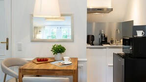 Uma cozinha moderna com cafeteira, micro-ondas e eletrodomésticos de aço inoxidável.