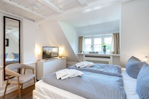 1 bedroom, WiFi - Kranich - Charming 2-bedroom upstairs apartment with a terrace, parking space, (Sylt)