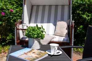 Outdoor dining - Kranich - Charming 2-bedroom upstairs apartment with a terrace, parking space, (Sylt)