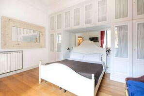 2 bedrooms, iron/ironing board, WiFi, bed sheets - Welcome to Colosseum Haven Steps from Roman Forum (Roma)