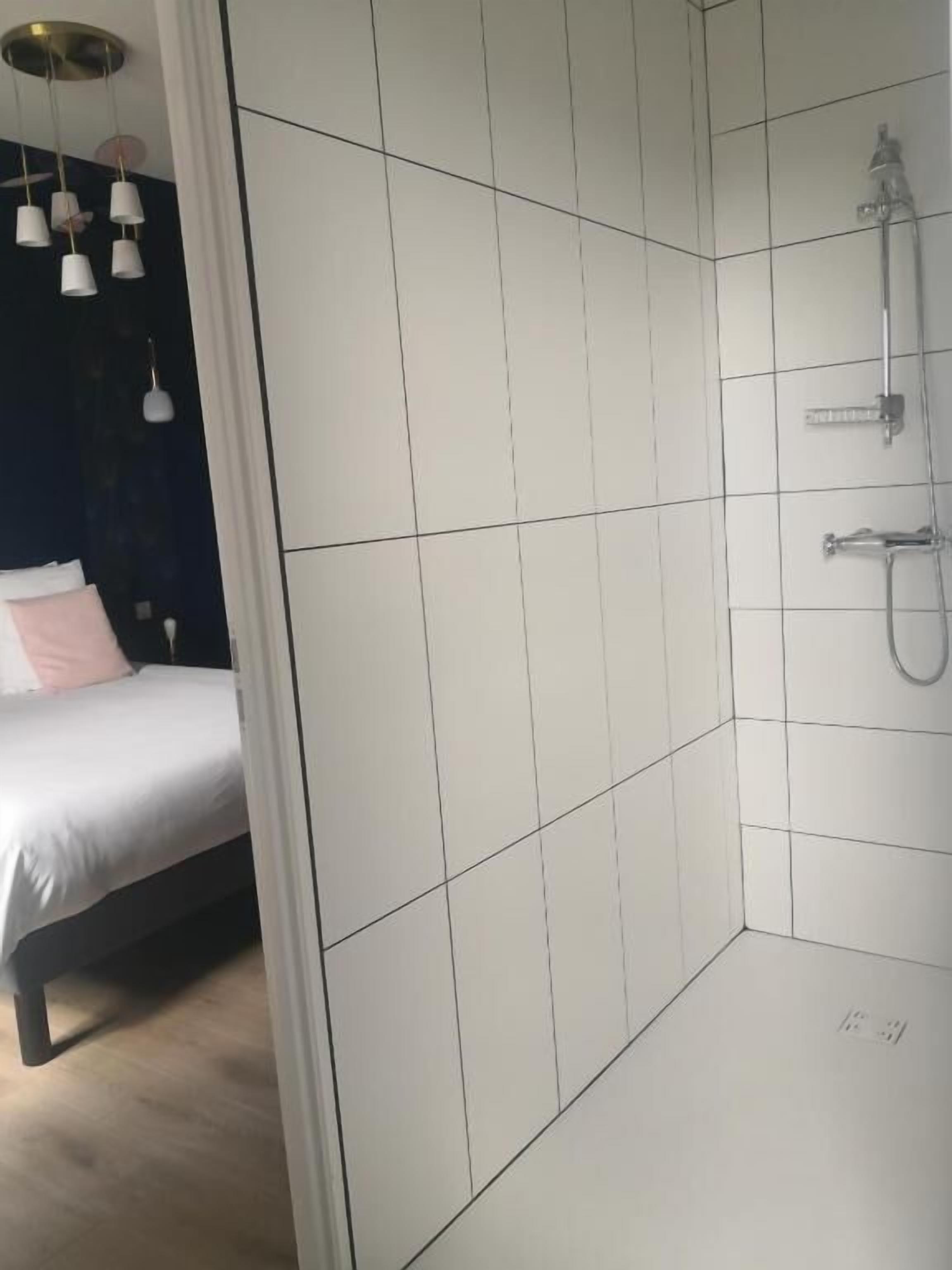 Comfort kamer, 1 twee- of 2 eenpersoonsbedden, uitzicht op tuin | Badkamer