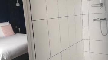 Comfort kamer, 1 twee- of 2 eenpersoonsbedden, uitzicht op tuin | Badkamer