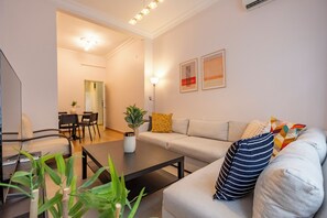 Smart TV - Spacious 3-Bedroom, 2-Bathroom Family Apartment in Central Location No Stair (İstanbul)