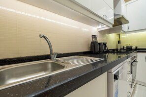 Private kitchen - Spacious 3-Bedroom, 2-Bathroom Family Apartment in Central Location No Stair (İstanbul)