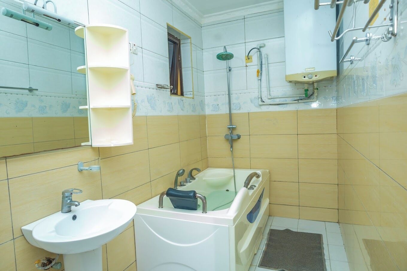 Une salle de bain avec un lavabo, une baignoire et une douche.