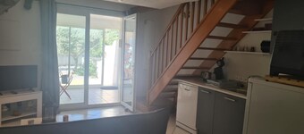 Comfortable lodge by the lake. Close to shops and beach!