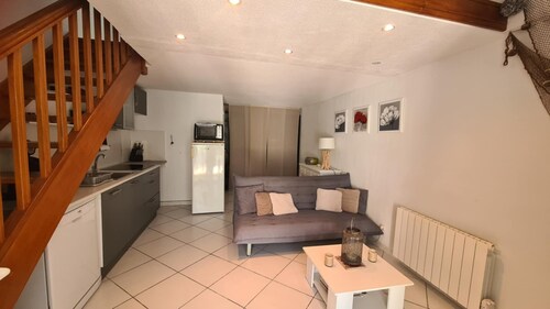 Comfortable lodge by the lake. Close to shops and beach!