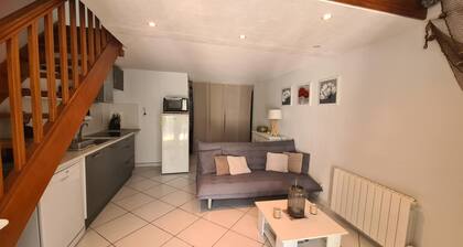 Comfortable lodge by the lake. Close to shops and beach!