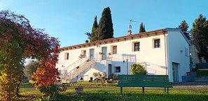 A building with a staircase, a bench, and a garden. - Matriolo apartment for families in the countryside between Florence and Siena (Toscana)