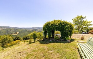 Property grounds - Matriolo apartment for families in the countryside between Florence and Siena (Toscana)